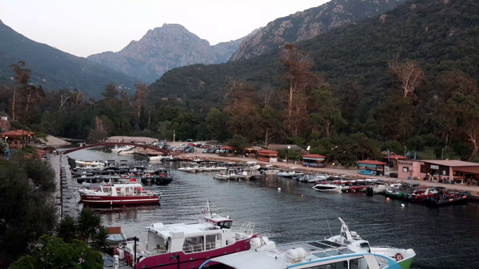 bahía con barcos y montaña